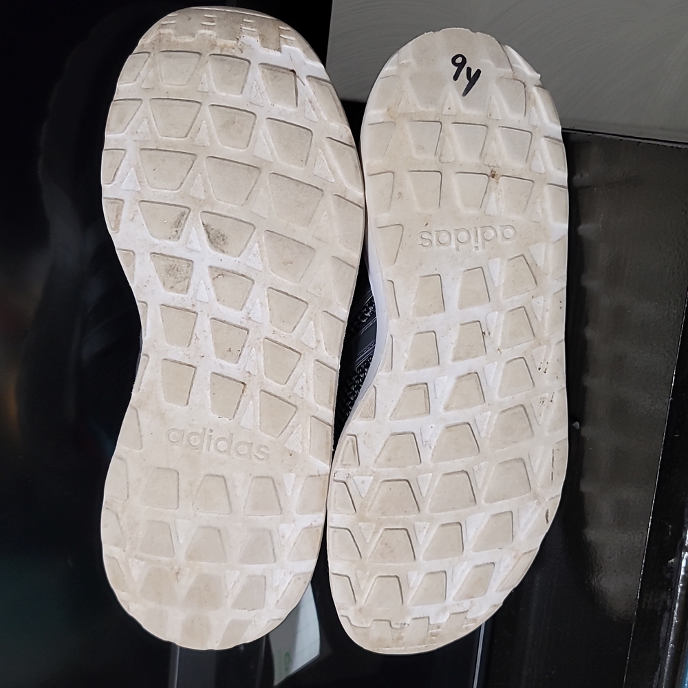 Adidas Questar Flow sneakers.  Size 6. (96) - Picture 5 of 5